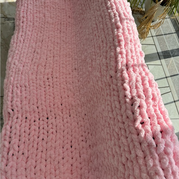 Handmade Blanket with Chunky Chenille yarn. - Picture 9 of 10